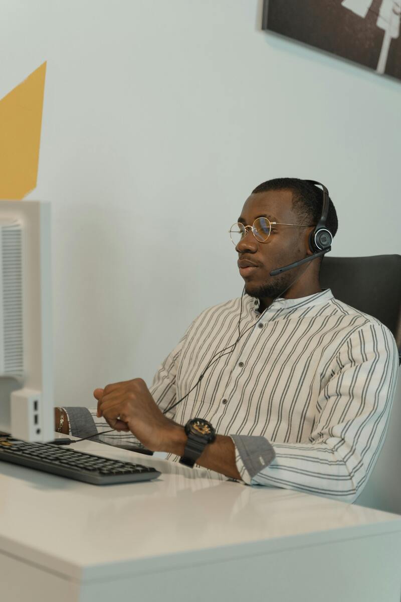 Customer service agent delivering an exceptional omnichannel customer experience.