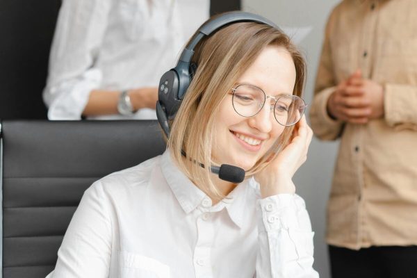 Customer service agent taking calls to deliver a seamless omnichannel customer experience across multiple support channels.