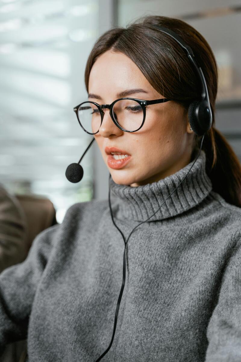Customer service agent taking calls providing automated customer support