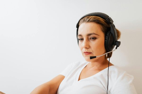 AI-powered contact center with a customer support agent handling calls efficiently