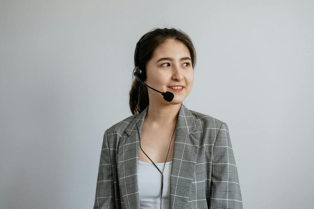 Call center agent assisting customers using customer experience analytics
