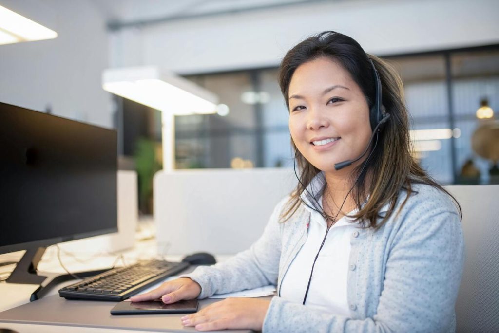 Call center agent exemplifying customer retention strategies through personalized support