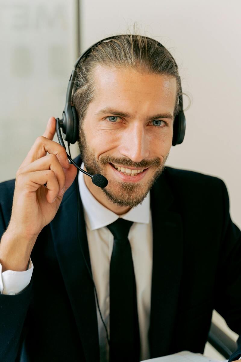 Customer service agent taking calls using AI answering services for customer support