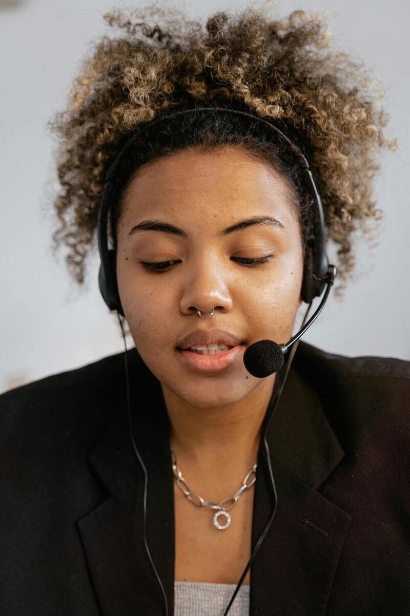 Customer service agent taking calls using cloud call center solutions for seamless support