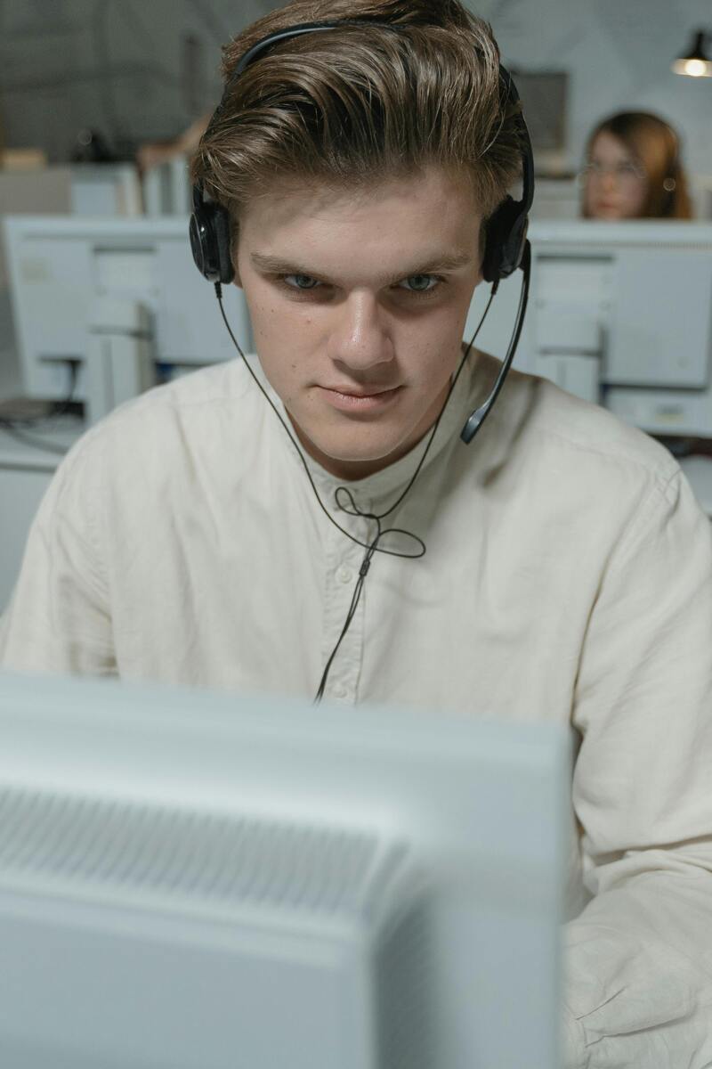 Customer support agent taking calls while using customer feedback to improve products