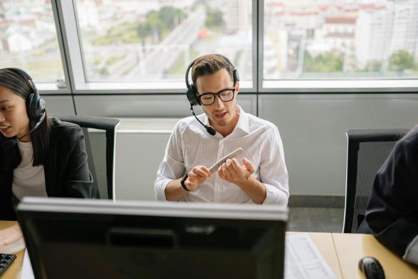 Agent delivering saas customer service via phone support