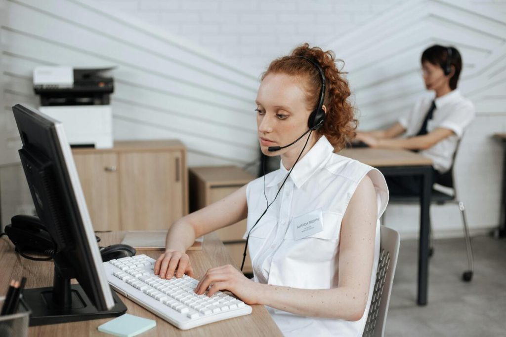 Call center agent managing ecommerce live chat support