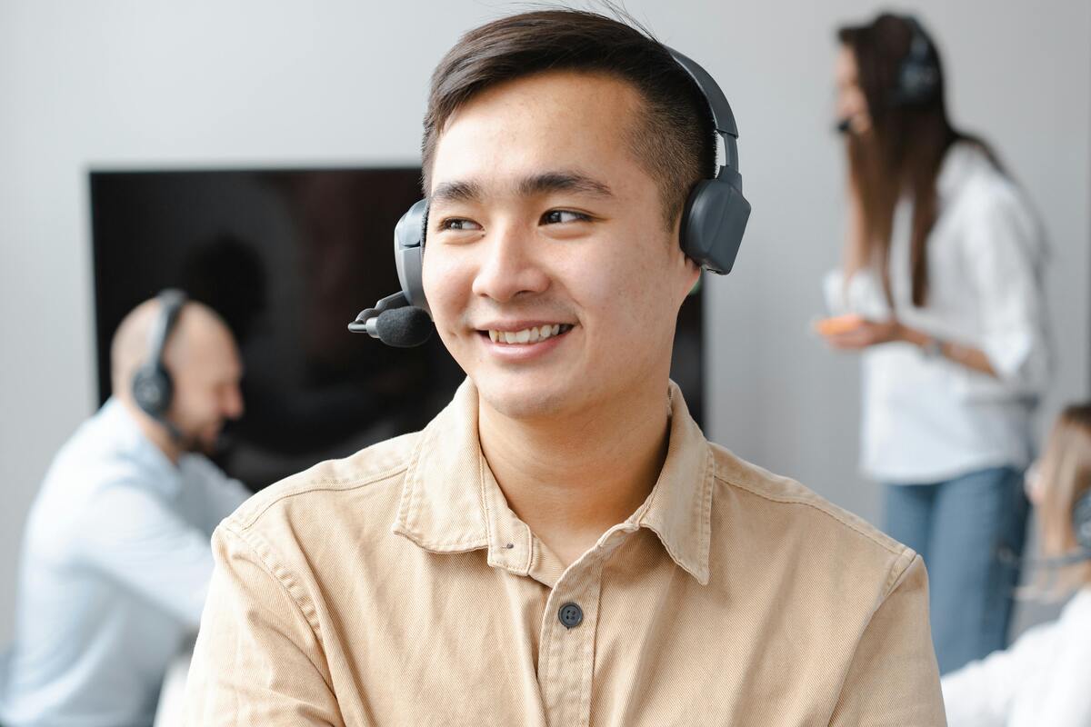 Customer service agent applying CX strategy best practices for companies