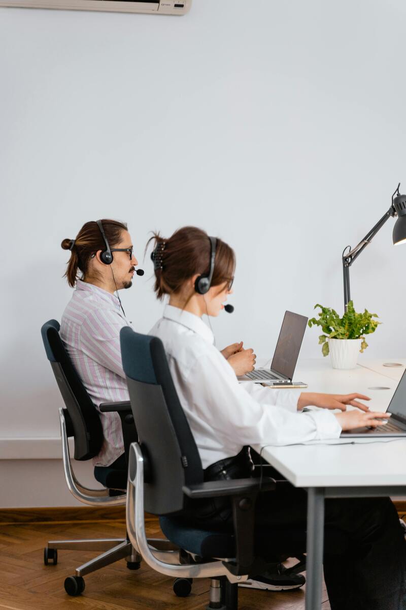 Customer service agent providing help desk outsourcing services