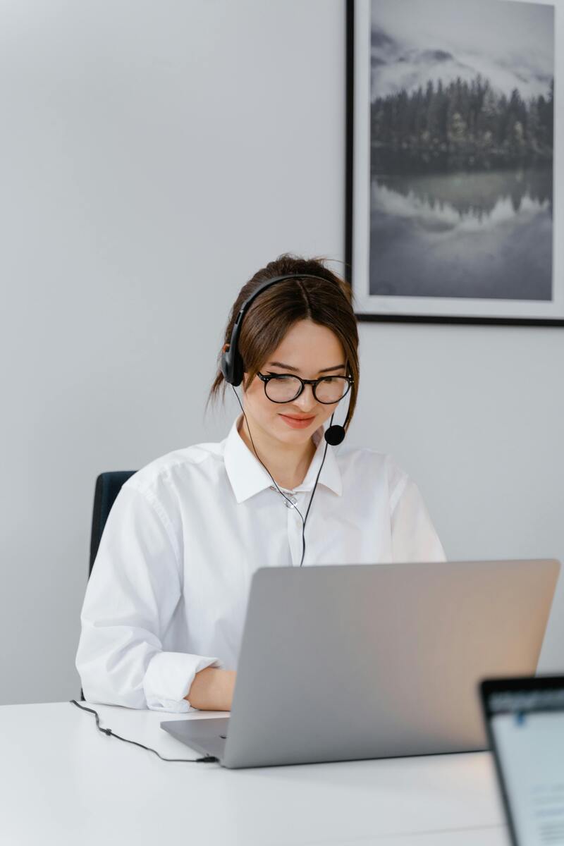 Customer service agent providing software help desk outsourcing support