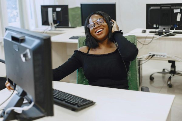 Customer service agent supporting SaaS customer retention strategies