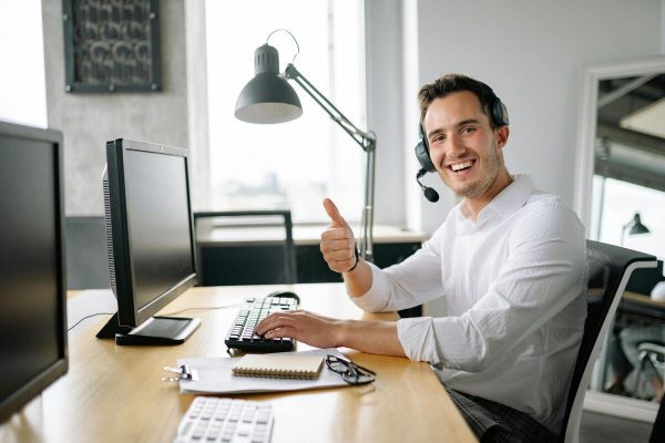 Customer service agent using AI customer support tools