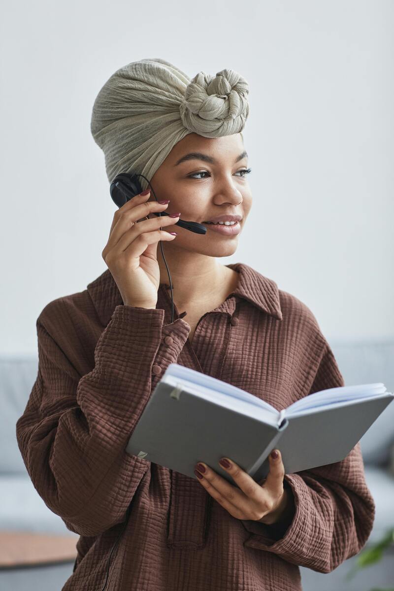 Customer support agent delivering best ecommerce customer support strategies