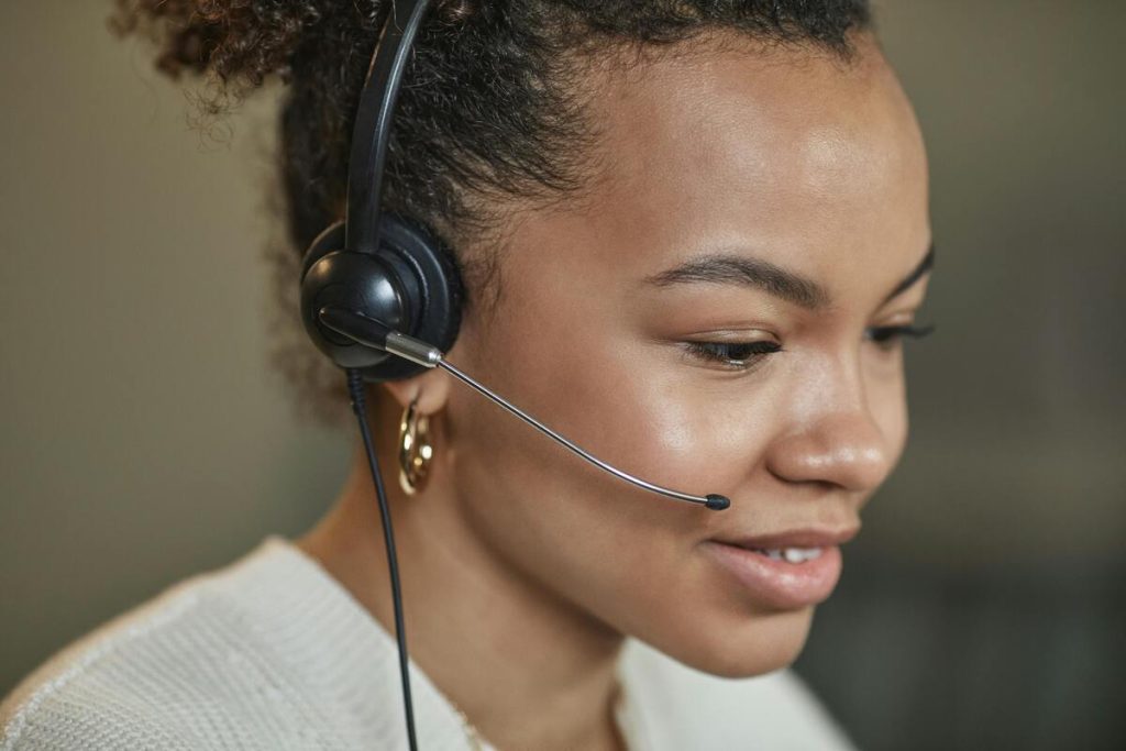 SaaS customer support agent handling client calls