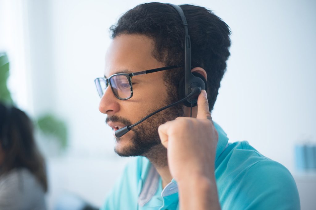 Agent working in remote customer support teams environment