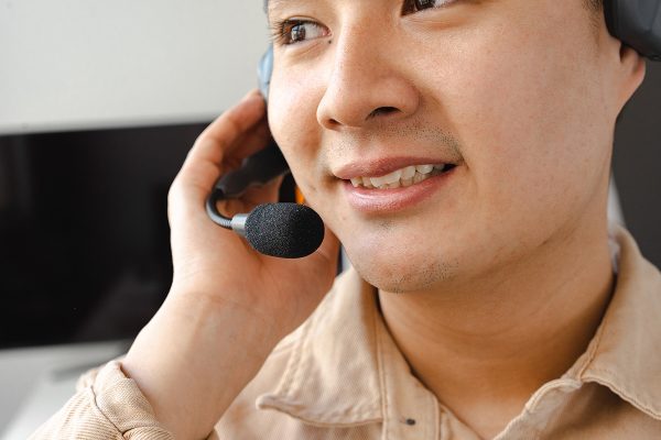 Back office support services specialist handling customer inquiries 