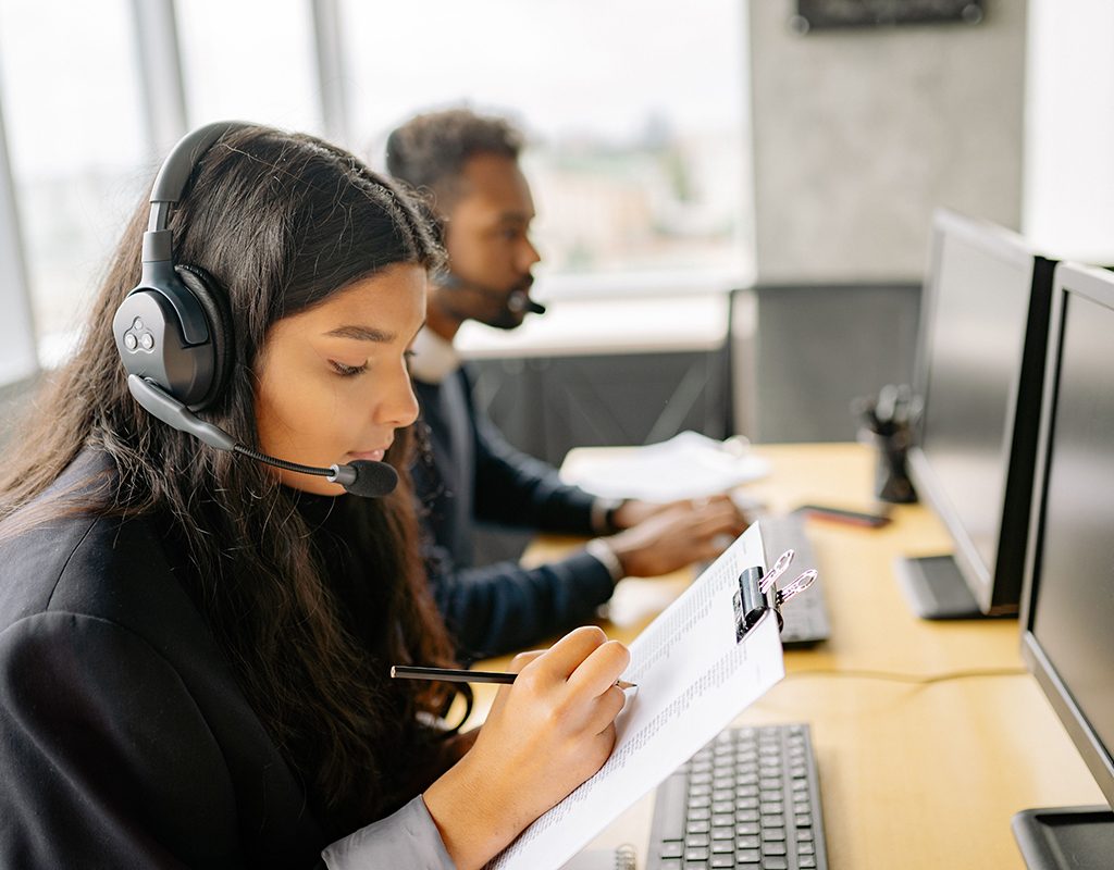 Customer complaint resolution agent handling support calls while taking notes