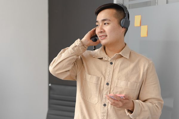 Customer service professional offering Shopify customer support