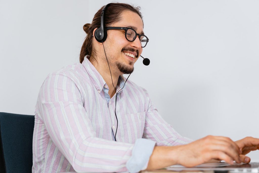 Customer service representative supporting ecommerce customer retentions