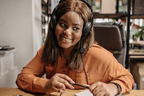 Customer service staffing agent assisting customers by phone
