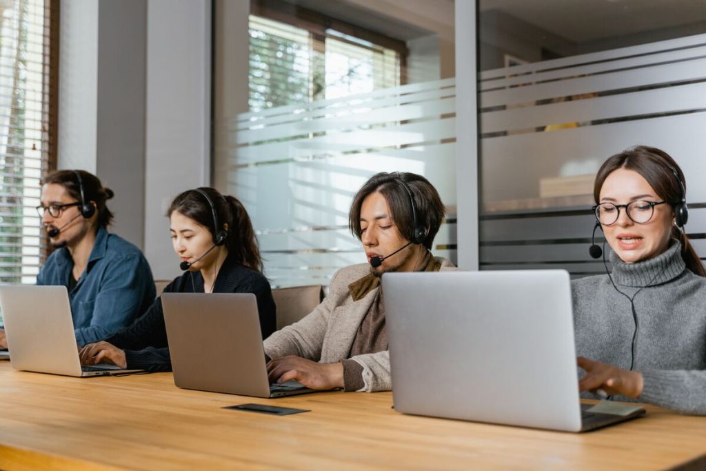 Call center Support team from top BPO companies handling customer calls