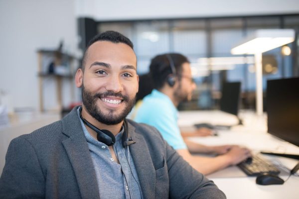 Customer retention ecommerce agent assisting customers by phone