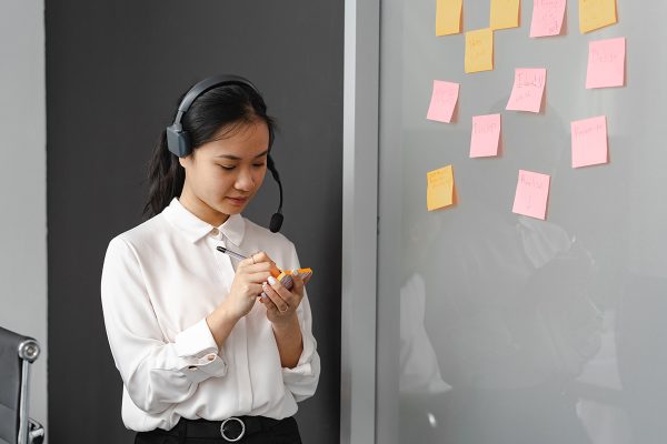 Customer support outsourcing agent handling customer calls
