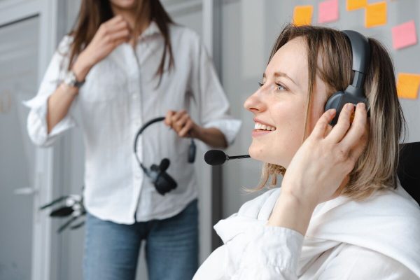Technical support outsourcing agent assisting customers by phone