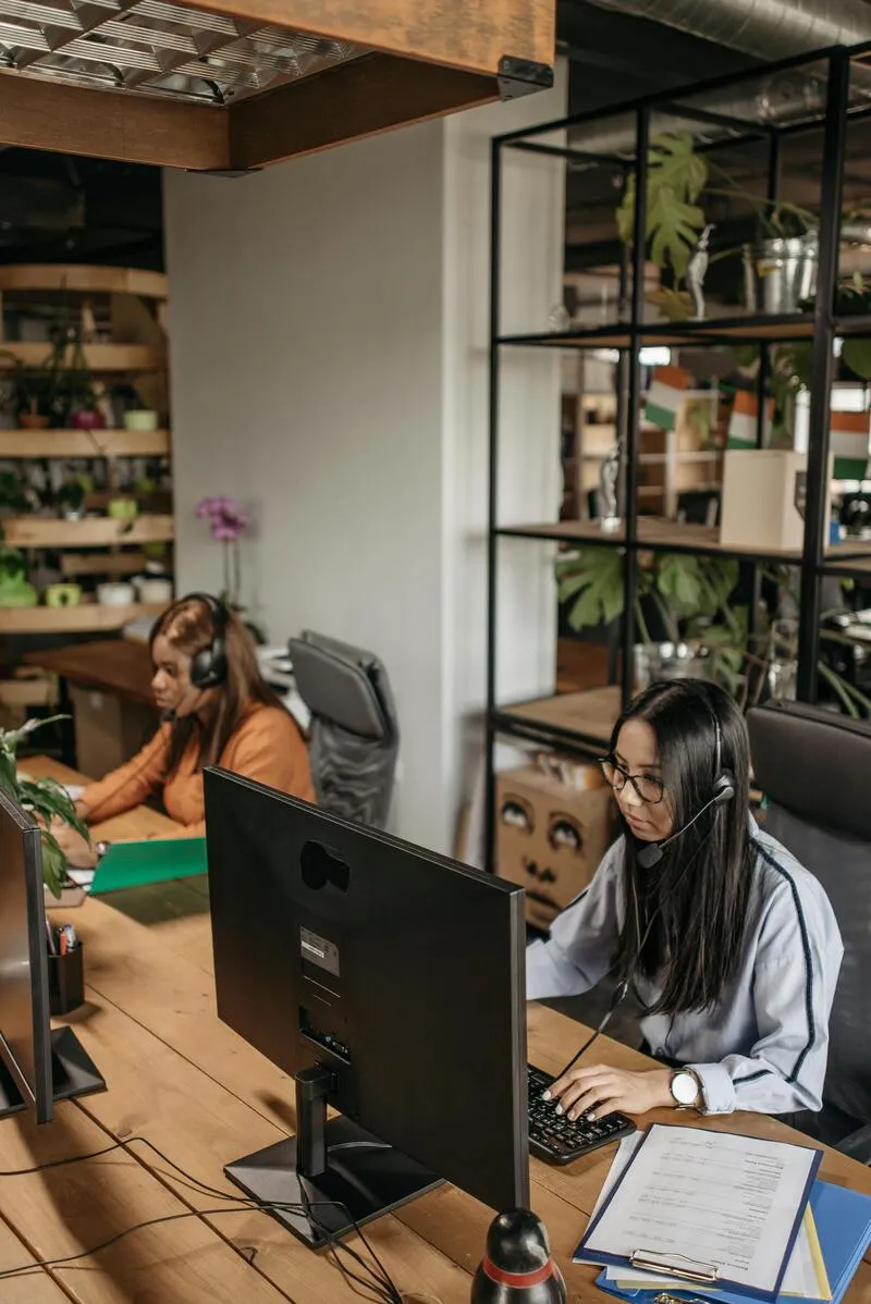Customer service team using a help desk support system to manage incoming calls